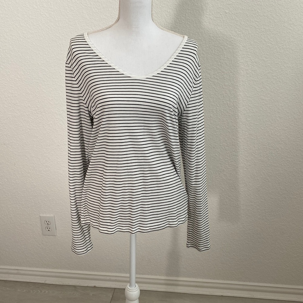 Gap white and black king sleeve tee